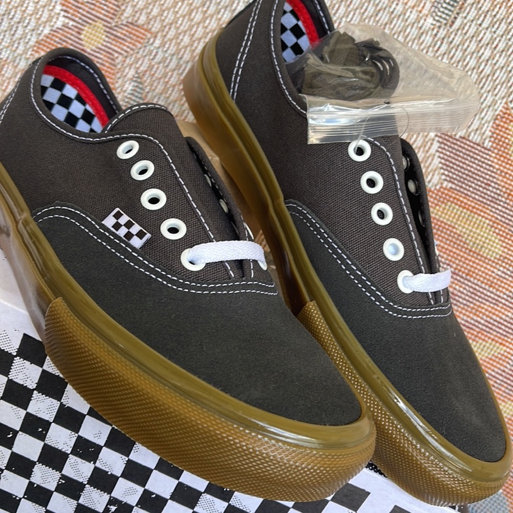 Vans WMNS Skate Authentic
Raven/Gum
VNOA5FC8241
Sneakers - athletic shoes - Picture 9 of 16